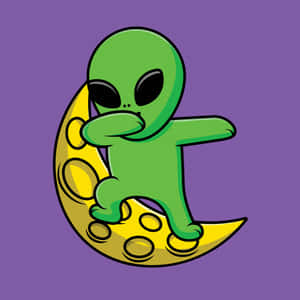 一個綠色卡通外星人在黃色新月上做 dab。 — Alienware GIF 壁紙