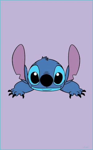 藍色外星人角色，大眼睛，在薰衣草背景上從邊緣偷看。 — Stitch 壁紙