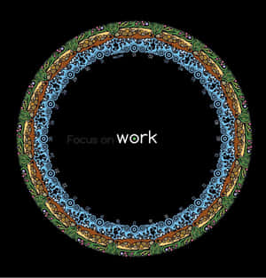圓形曼陀羅設計，文字「Focus on work」居中於黑色背景上。 — 相機 壁紙
