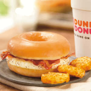 煙肉雞蛋冬甩三文治，配薯餅和Dunkin' Donuts飲品。 — 冬甩 壁紙