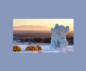白色KAWS雕塑在雪地中擁抱，金色夕陽下有黃色晶洞。 — Kawaii 聖誕 GIF 壁紙