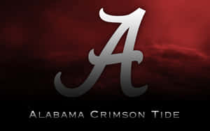 深紅色紋理背景上，Alabama Crimson Tide的銀色草書A標誌。 — 阿拉巴馬 壁紙