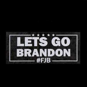 一個黑白政治支持貼紙，上面寫著 LETS GO BRANDON #FJB — 簡單 壁紙