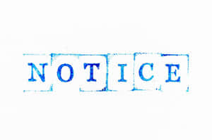 白色紙張上印有「NOTICE」字樣的藍色墨水印章。 — 3:2 壁紙