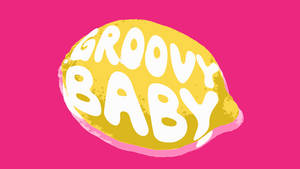 一個風格化的黃色檸檬，帶有「GROOVY BABY」文字，置於粉紅色背景上。 — 復古美學 壁紙