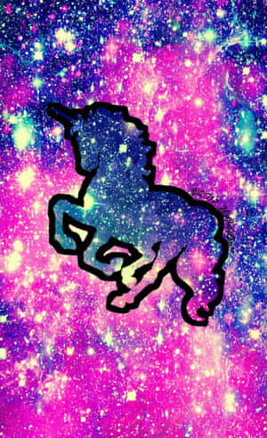 一隻黑色輪廓的獨角獸穿過色彩繽紛的星空銀河。 — Galaxy Tab S9 FE 壁紙