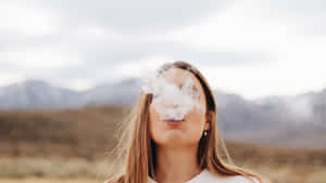 一個女人在山前抽煙 — 吸煙 壁紙