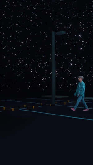 一個人喺星空下獨自行走喺黑暗嘅停車場。 — 防彈少年團 合照 壁紙