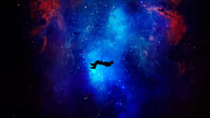 一個人在色彩繽紛的星空星雲中漂浮，有藍色和紅色的雲。 — 5120x2880 壁紙