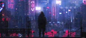 一個人影俯瞰夜晚發光的未來城市。 — 超寬螢幕 壁紙