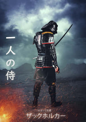 身穿黑色盔甲的武士，在火花和暴風雲中持劍。 — iPhone Duo 壁紙
