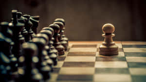 一個白色象棋兵在木製棋盤上面對一排深色象棋棋子。 — 國際象棋 壁紙