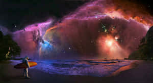 衝浪者在充滿活力的宇宙星雲天空下的海灘上拿著衝浪板。 — 瀑布 壁紙