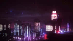 一個超級英雄站在屋頂上，俯瞰著夜晚發光的未來城市。 — 夜景城市 壁紙