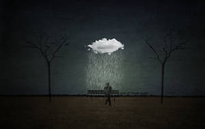 一個人在黑暗的田野中，走在一朵散發光芒的雲朵下。 — 暗色 壁紙