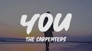 日落時在濕海灘上行走的人，文字覆蓋 YOU THE CARPENTERS — 塗鴉 壁紙