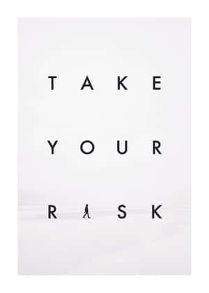 一個人在雪地上行走於拼出「TAKE YOUR RISK」的大字母之間。 — 極簡美學 壁紙