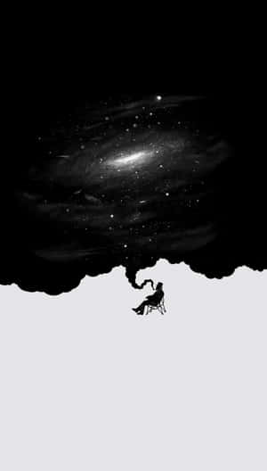 一個人在旋轉星系下的椅子上的剪影。 — 黑色動態圖 壁紙