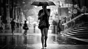 雨中撐傘走在城市街道上的人 — 雨天 壁紙