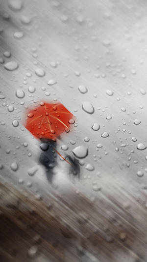 人撐紅傘雨中行走，透過濕窗觀看。 — 雨天 壁紙