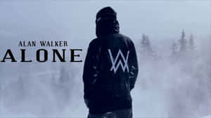 穿著帶白色標誌黑色連帽衫的人站在雪地森林中，文字顯示Alan Walker Alone。 — 保羅·獲加 壁紙
