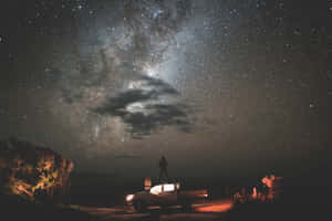 在星空下，一個人站在皮卡車上，銀河可見。 — 風景動圖 壁紙
