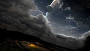 一個人在夜晚站在山丘上，下方是宇宙天空，有巨大的行星和月亮。 — 夜空 壁紙