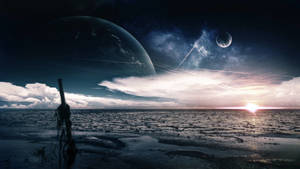 日落時分，一個人在外星海灘上的剪影，背景是巨大的行星和星空。 — 行星 壁紙