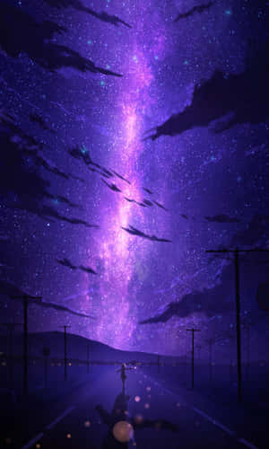 一個人獨自站在路上，頭頂是充滿活力的紫色星空和烏雲。 — 淺紫色動態圖片 壁紙