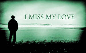 一個人獨自站在海灘上的剪影，帶有文字 I MISS MY LOVE。 — 海 壁紙