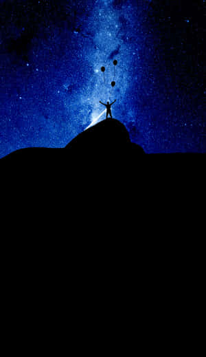 人在山頂上在星空下釋放氣球 — 星星 壁紙