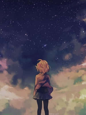 金髮動漫女孩仰望星空，天空中有五彩斑斕的雲彩。 — 柔和美學 壁紙