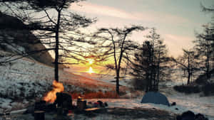在雪山露營，夕陽，營火和帳篷。 — 露營 壁紙