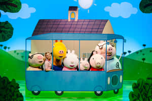 Peppa Pig一家同一個孩子喺藍色玩具車入面，喺有屋同太陽嘅卡通綠色山丘上。 — Surface Pro 壁紙