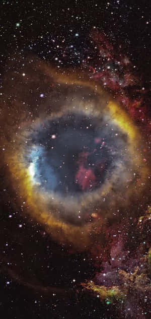 一個在太空中散發出火橙色和深藍色光芒的宇宙之眼星雲。 — Nokia 壁紙
