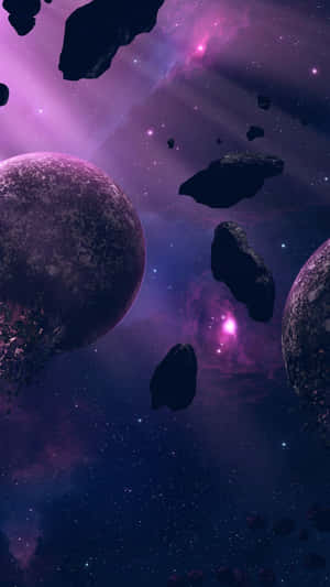 紫色星雲和小行星在深空中漂浮於兩顆大型行星之間。 — 紫色 iPhone 壁紙