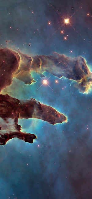 在深邃太空中，充滿活力的宇宙星雲，帶有發光的氣體雲和明亮的恆星。 — iPhone 15 Plus 壁紙