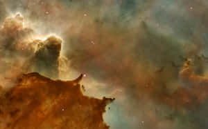 在佈滿星星的星雲中，發光的橙色和藍綠色宇宙柱子和雲層。 — 星雲 壁紙