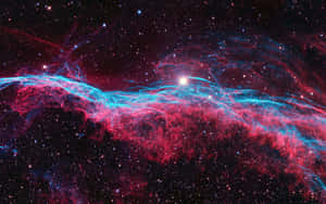 深空中帶有發光恆星的鮮豔紅色和藍色星雲。 — Realme 壁紙