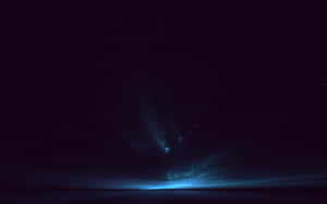 在黑暗地平線之上的星空夜空中發光的藍色星雲。 — 夜空 壁紙