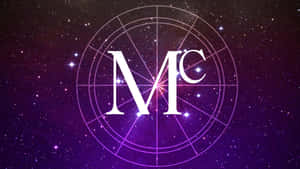 在帶有網格線的星空紫色宇宙背景中發光的風格化MC字母組合。 — 2560x1440 壁紙