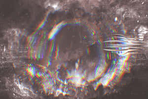 一個旋轉的宇宙漩渦，在黑暗的太空場景中帶有彩虹色光芒。 — 故障 壁紙