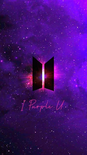 BTS標誌在紫色星空空間中發光，帶有文字I Purple U — 可愛的防彈少年團 壁紙