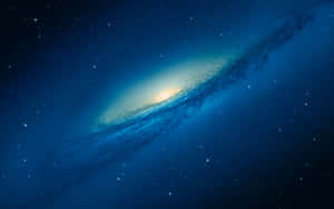 一個具有明亮核心和藍色旋臂的螺旋星系，周圍環繞著星星。 — 優勝美地 壁紙