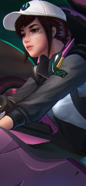 動漫女孩穿著賽車裝備，在未來風格的紫色車輛內。 — 鬥陣特攻 GIF 壁紙
