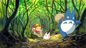 女孩和兩隻生物探索陽光普照的森林隧道。 — 吉卜力工作室 壁紙