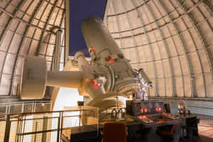 星空下天文台圓頂內的大型望遠鏡 — 月色夜空 壁紙