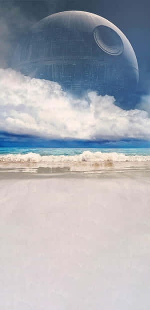 死星懸浮在海灘上空，有海浪和雲朵