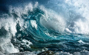 一個高聳的海浪帶著白色泡沫和深藍色的海水破碎。 — 海浪 壁紙