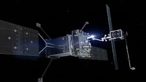 一個帶有太陽能板的衛星，在星際間的深空中漂浮。 — 16:9 壁紙